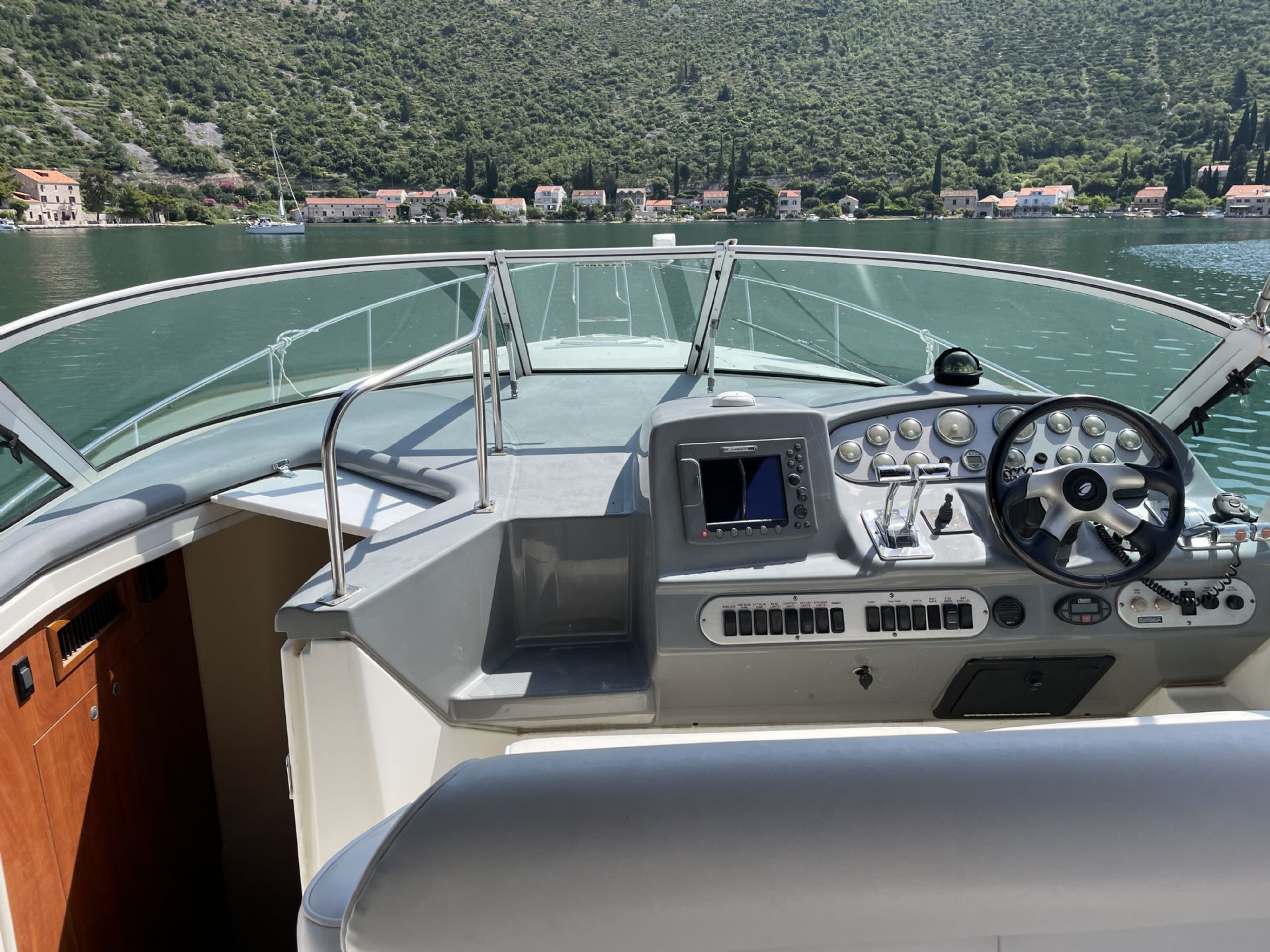 Cruisers Yachts 320 Express - 2005