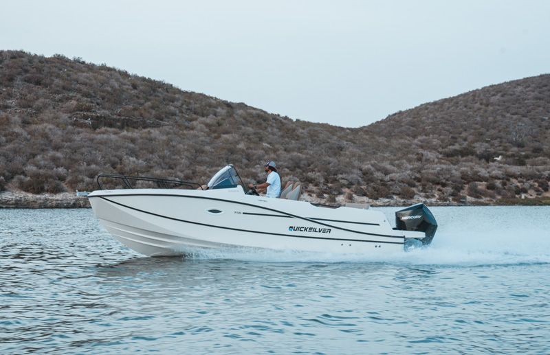 Quicksilver Activ 755 Sundeck - 2026