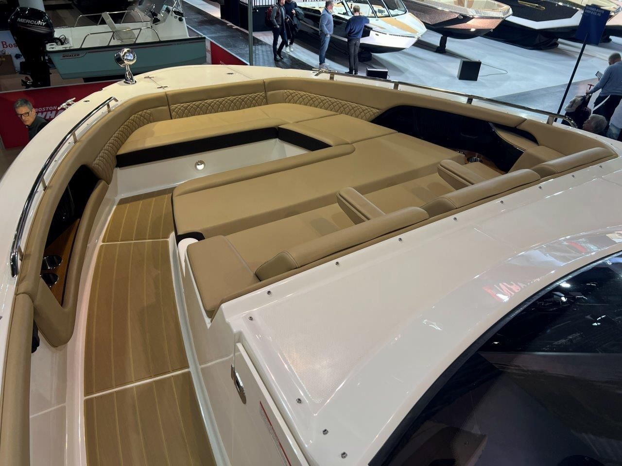 Sea Ray 370 Sundancer - HITRA DOBAVA - 2025