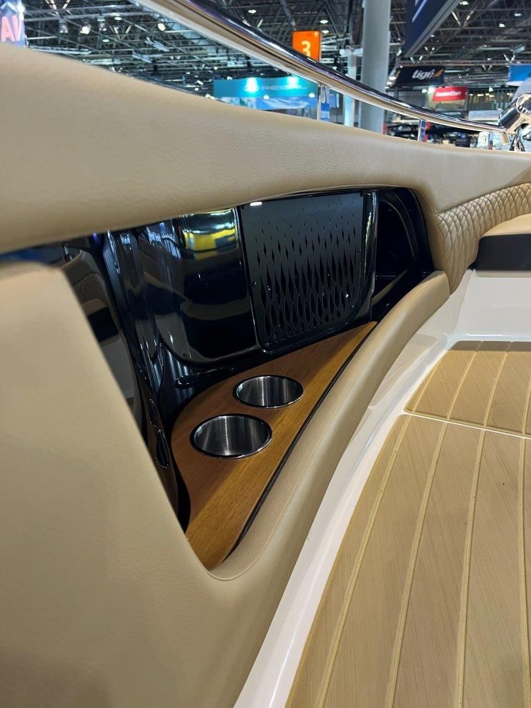 Sea Ray 370 Sundancer - HITRA DOBAVA - 2025